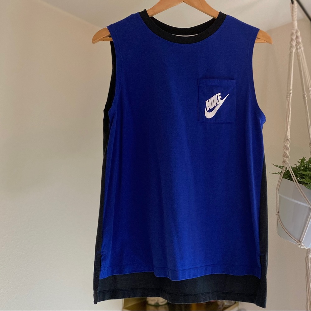 Nike women’s muscle tee with pocket
